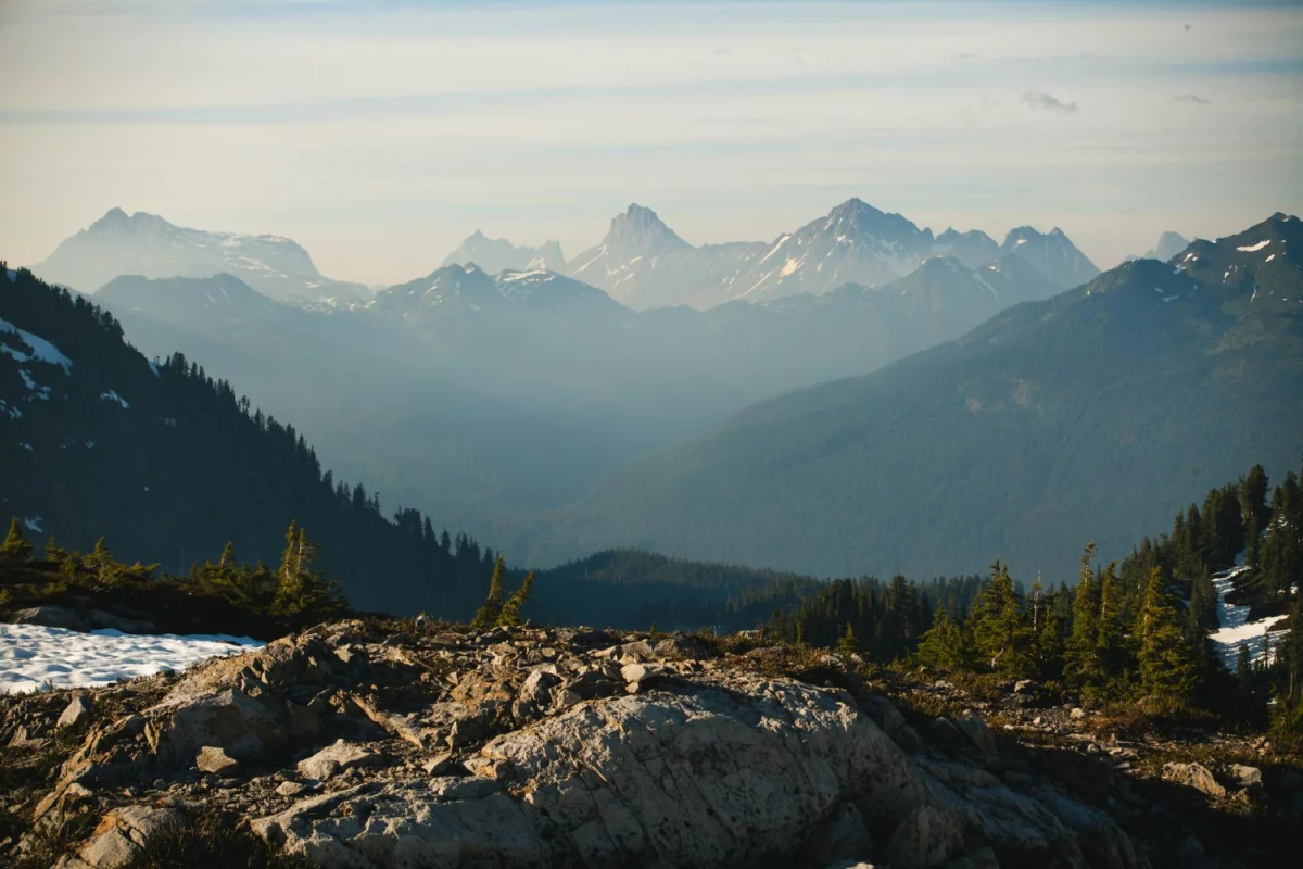 Półkotapczan z sofą – funkcjonalne rozwiązanie do małych przestrzeni
